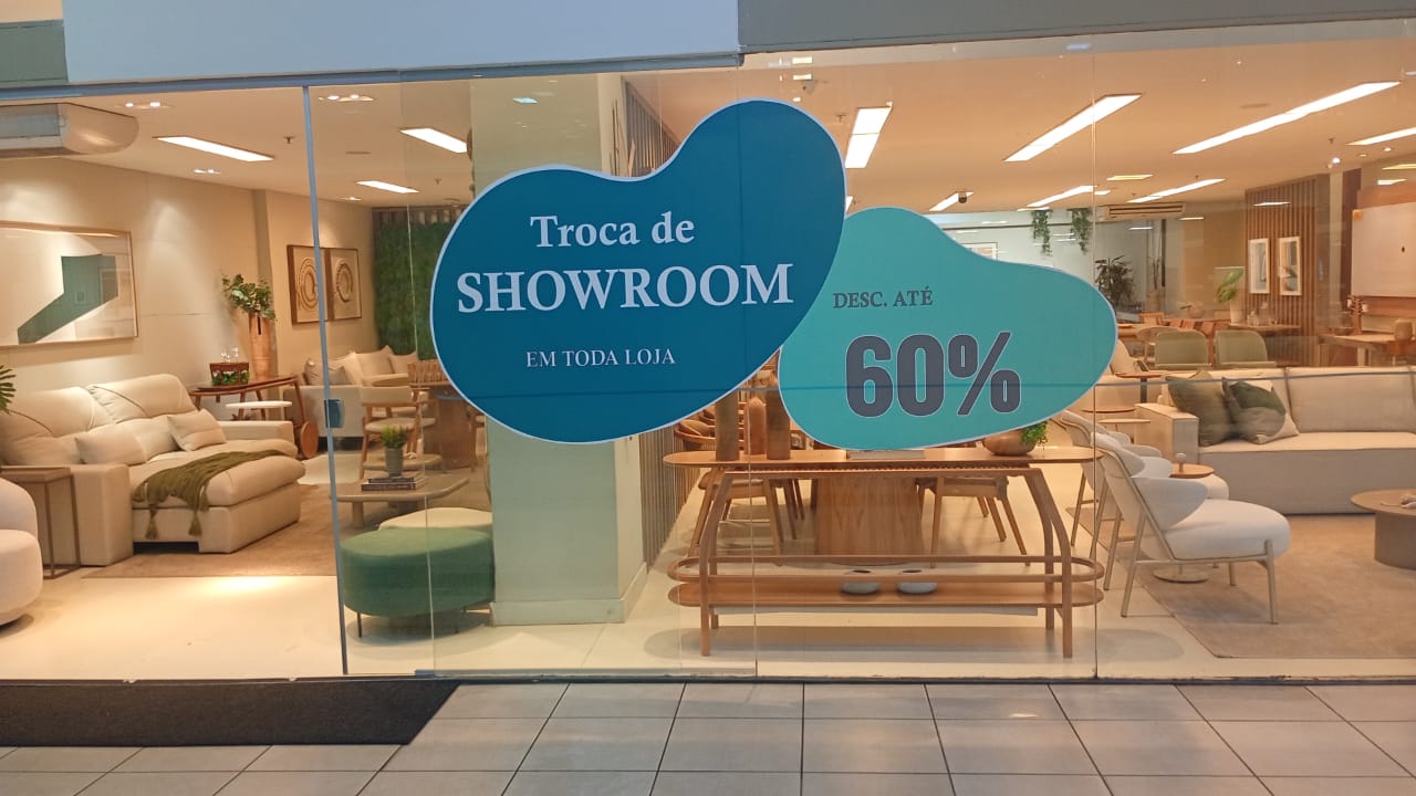 Adesivo recortado em vitrine — Troca de Showroom