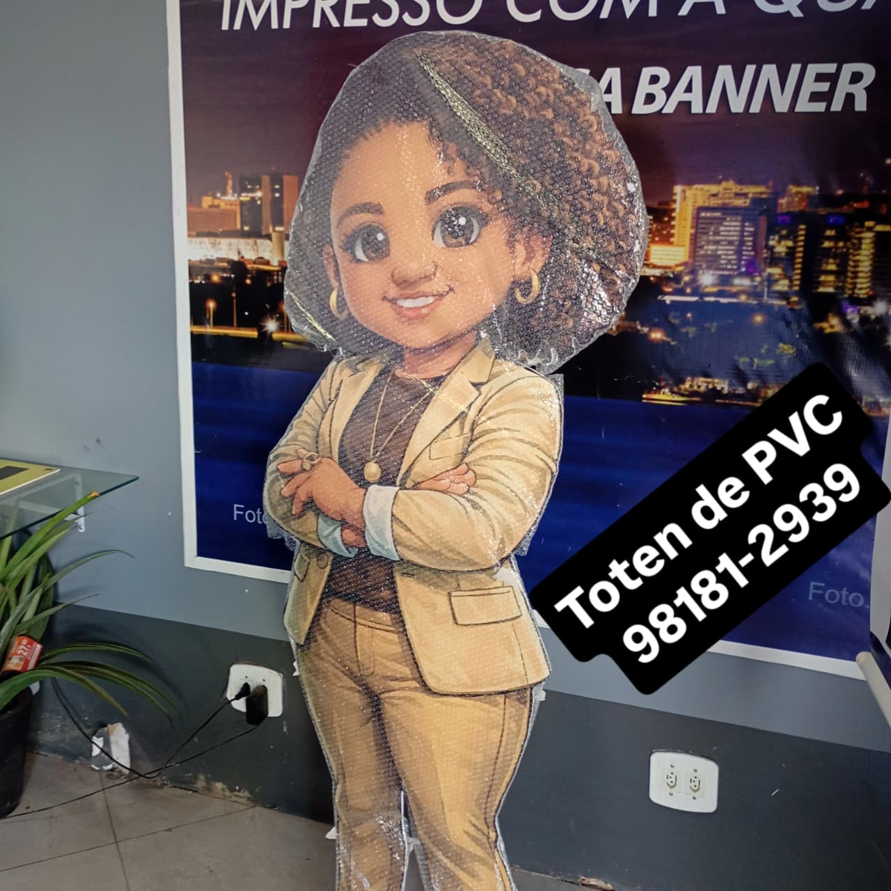 Totem de PVC com recorte personalizado para divulgação