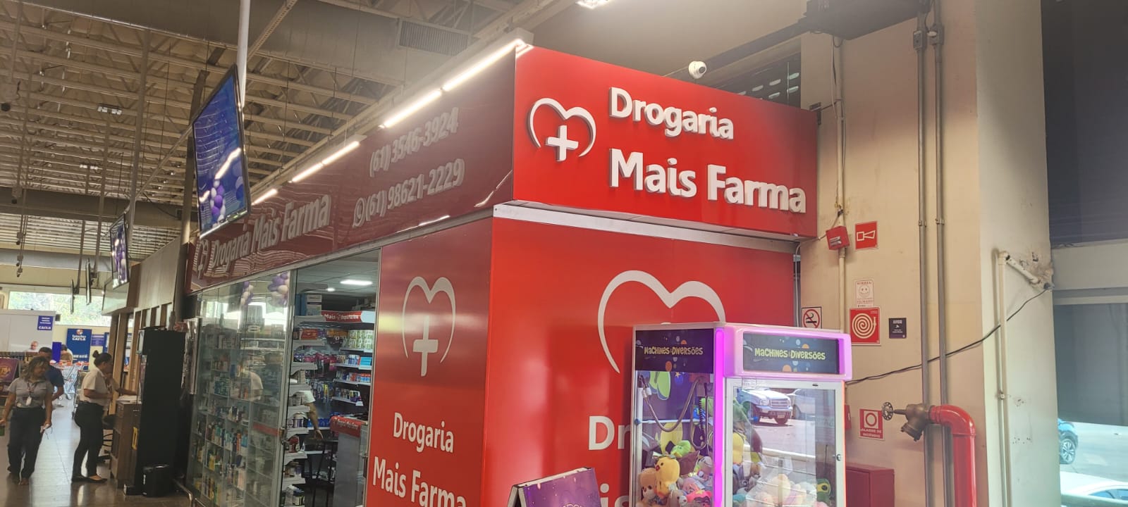 Vista lateral da fachada — Drogaria Mais Farma