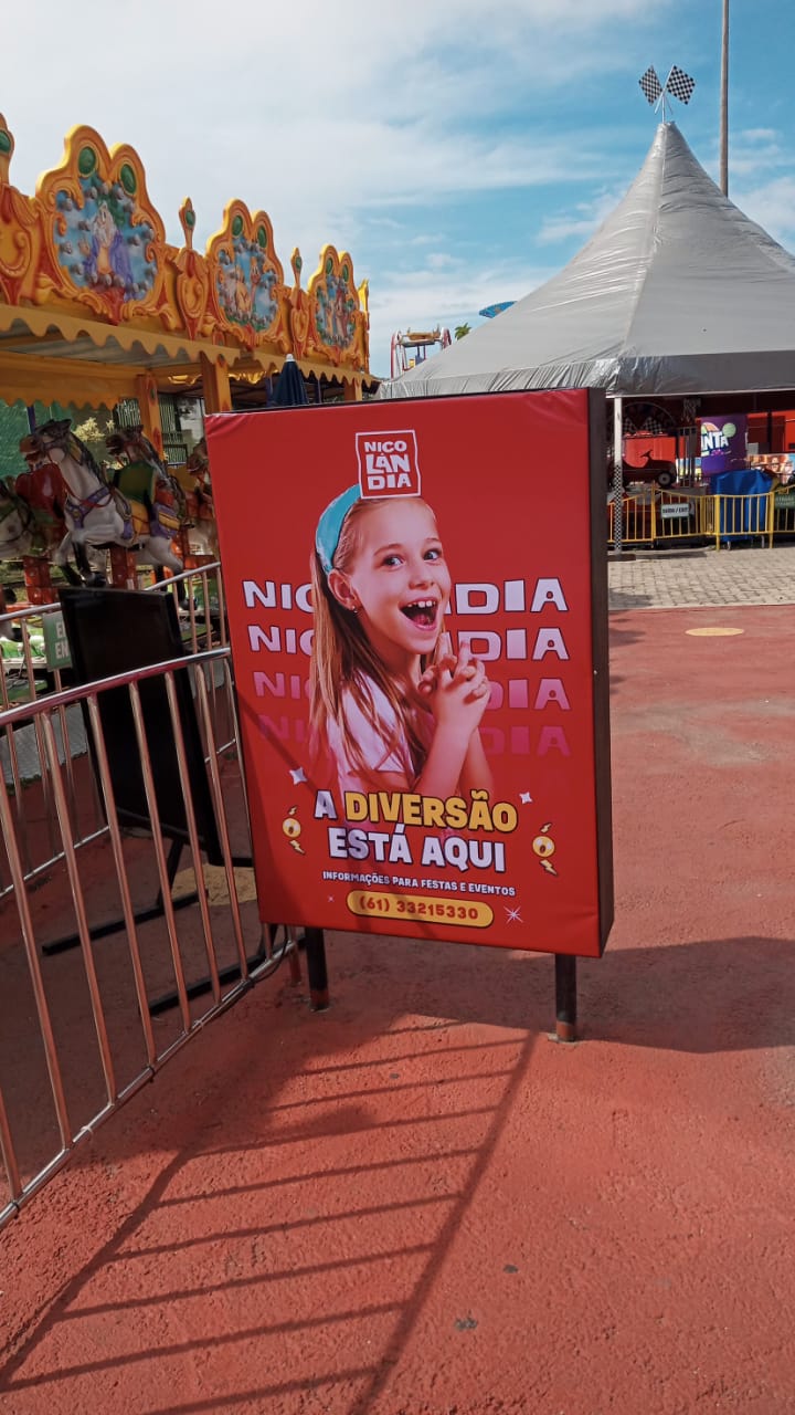 Totem promocional em lona — Nicolândia 'A Diversão Está Aqui'