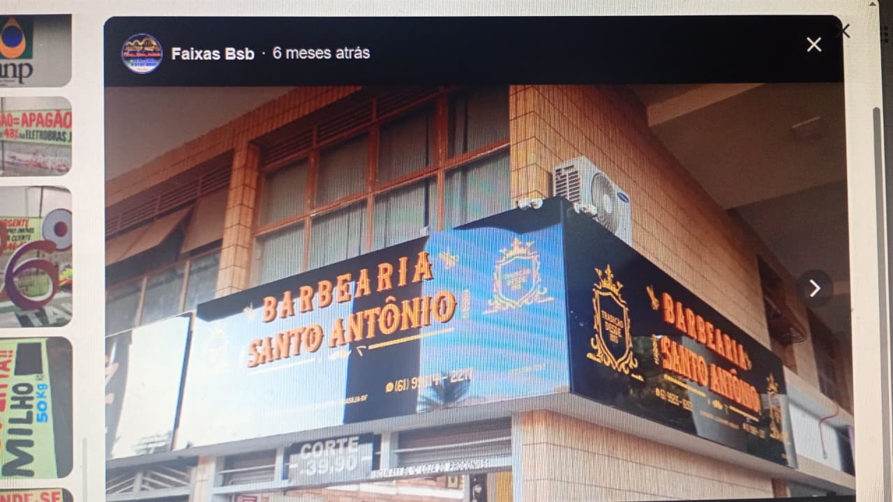 Fachada iluminada em ACM à noite — Barbearia Santo Antônio
