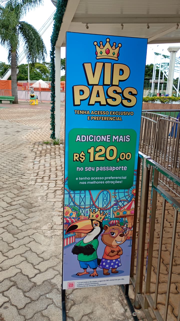 Totem promocional VIP Pass — Nicolândia